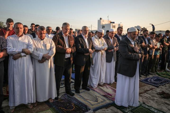 Striscia di Gaza, a migliaia celebrano l’Eid ul-Fitr nei campi della Grande Marcia del Ritorno