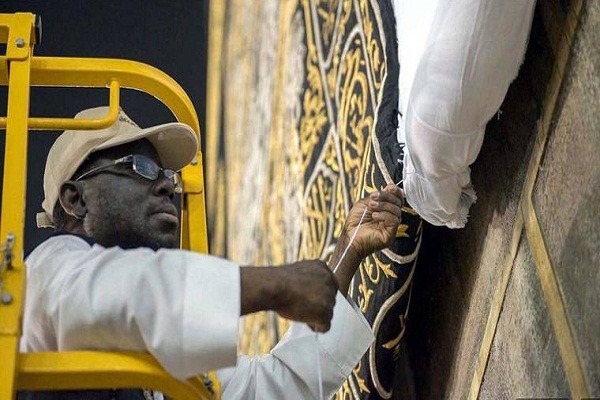 Pazia al-Kaaba (kiswa) labadilishwa kabla ya Idul Adha