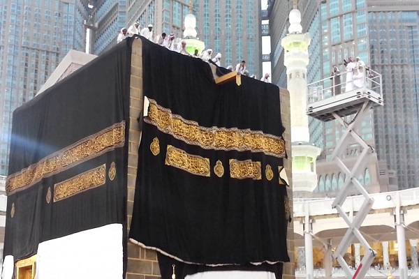 Pazia al-Kaaba (kiswa) labadilishwa kabla ya Idul Adha