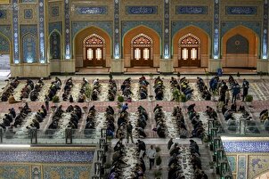 تقرير مصور | مأدبة طعام كبرى للزائرين بالنجف في ليلة مولد أمير المؤمنين (ع)