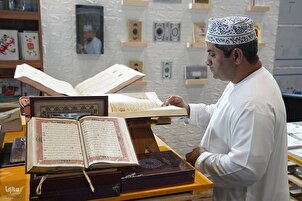 تقرير مصور | جناح إیران بمعرض مسقط للكتاب يعرض نسخاً من القرآن