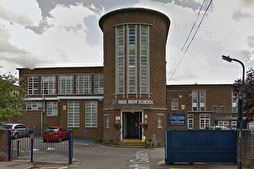 London School Accused of Denying Muslim Students Prayer Space