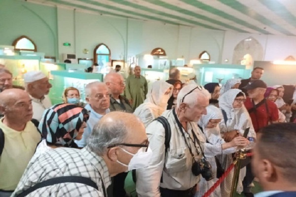 Greek Tourists Visit Imam Hussein Holy Shrine in Karbala