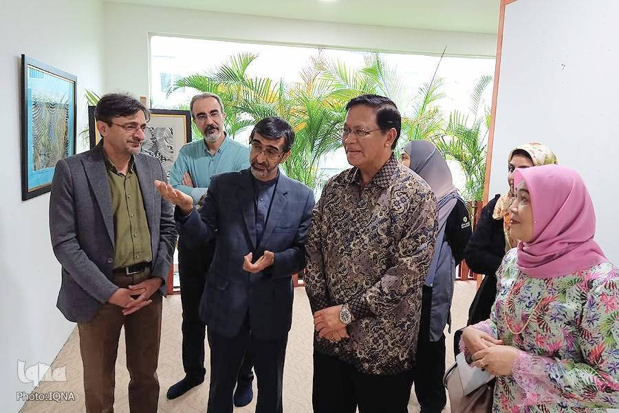 Datuk Abdul Rahman Junaidi, Minister in charge of Islamic affairs in the State of Sarawak, visits Iran’s booth at Restu Global Quranic Arts Festival in Putrajaya, Malaysia, on January 28, 2023. (Photo by IQNA)