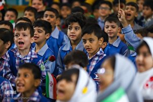 Estudiantes de primer grado celebran su primer día de clases en el Santuario del Imam ridha
