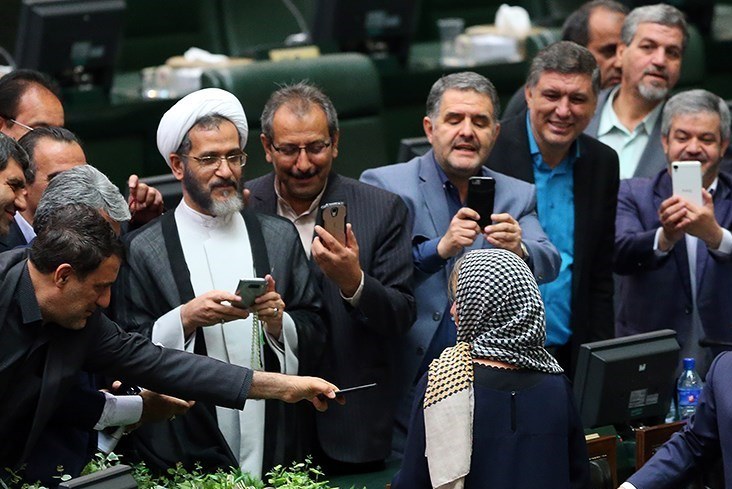 سلفی با فرهنگ ناپسند/ عکس‌العمل «یهویی» برخی نمایندگان در مجلس