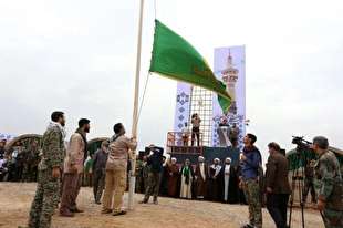 اهتزاز پرچم حرم حضرت رضا(ع) در جاده مرز شلمچه