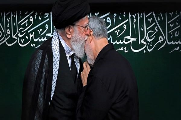 عبای نماز شب «مقام معظم رهبری» به شهید سپهبد سلیمانی رسید