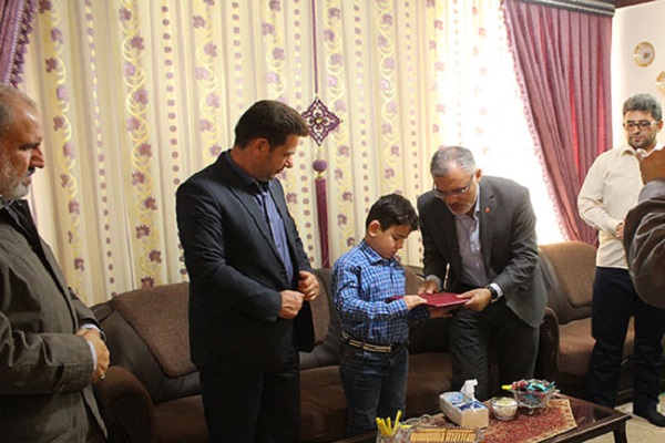 حافظ روشندل ۸ ساله قرآن کریم تجلیل شد