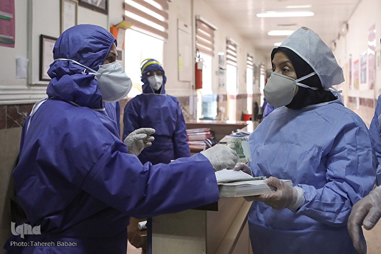 تحویل سال نو در بخش‌های ویژه کرونای بیمارستان هاجر