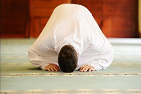یاد خدا در سجده؛ بهترین راهکار مبارزه با دلتنگی و افسردگی