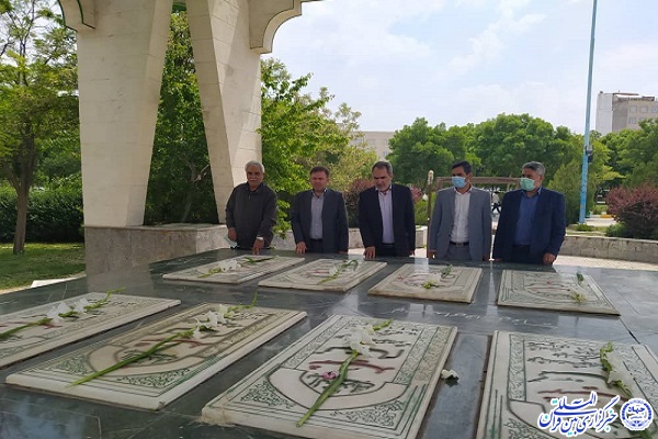 غبارروبی مزار شهدای گمنام به مناسبت آزادسازی خرمشهر در اردبیل