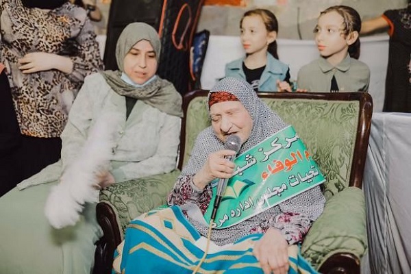 بانوی 90 ساله نابینای مصری؛ حافظ قرآن با قرائات دهگانه + عکس