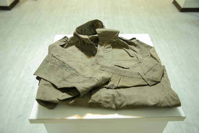 نمایش لباس نظامی شهید آوینی در موزه شهدا