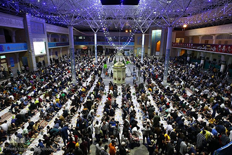 سفره افطاری ساده در حرم حضرت معصومه(س)