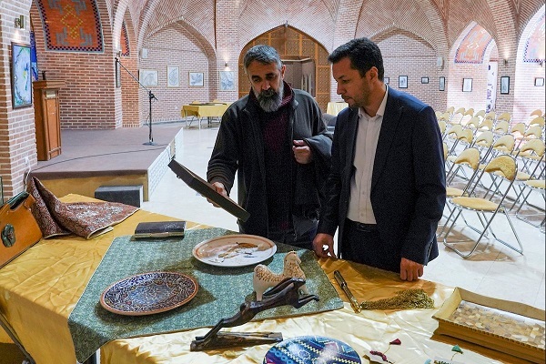 بازدید از دومین جشنواره صنایع‌دستی بسیج در نگارخانه خطایی