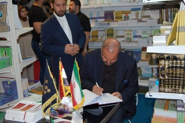 بازدید سفیر ایران از غرفه جامعه المصطفی در نمایشگاه کتاب بغداد + عکس