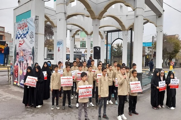 اجرای میدانی گروه‌های سرود کانون‌های مساجد در مسیر راهپیمایی یوم‌الله ۱۳ آبان‌ماه