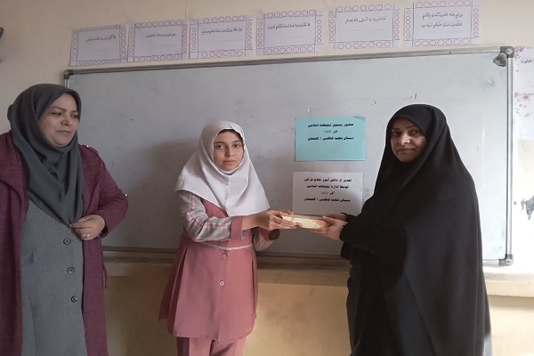 تجلیل از دانش آموز مستعد قرآنی استعدادیابی قرآنی از مدارس عامل موثر در تربیت دینی دانشآموزان است