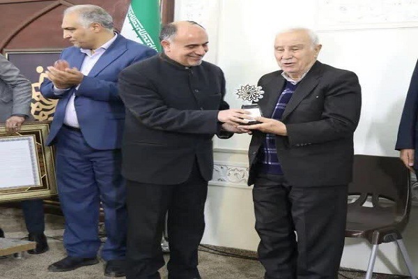 اهدای نشان زرین به استاد عسگر شاهی