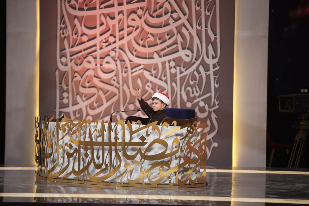 فیلم | تلاوت و اذان قاری ۵ ساله با لباس عبدالباسط در برنامه محفل