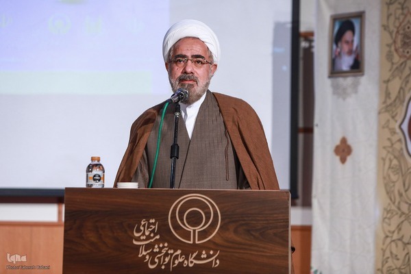 قرآن فقط به حوزه اختصاص ندارد