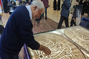 هنرنمایی اسامی با تصاویر مذهبی روی میز شن نمایشگاه قرآن