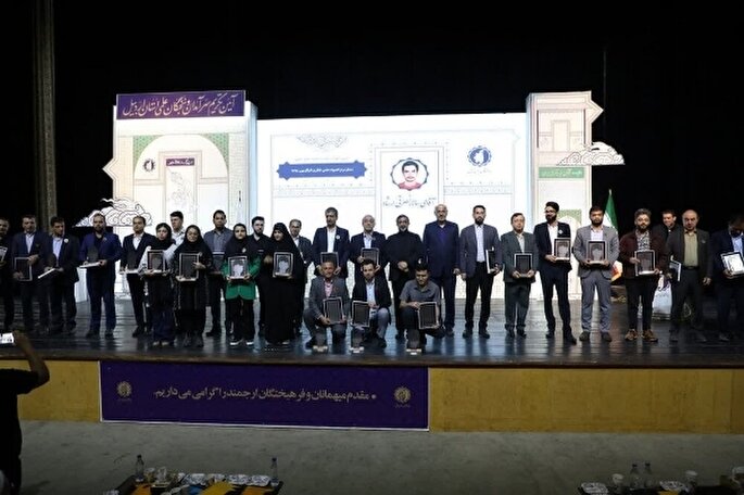 عکس | آیین تکریم سرآمدان قرآنی و نخبگان علمی در اردبیل