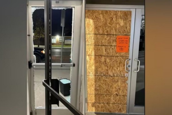 نگرانی مردم وینیپگ کانادا در پی حمله به یک مسجد و کلیسا