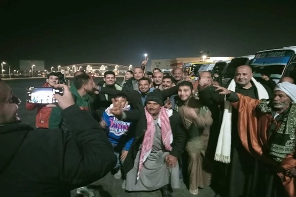 تجمع مردم مصر در گذرگاه رفح همزمان با سفر ماکرون + فیلم