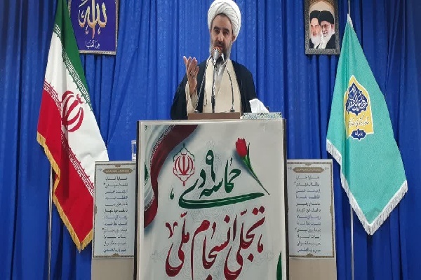 حجت الاسلام علی‌اکبر باقری بنابی، امام‌جمعه شهرستان پارس‌آباد، پنجم دی‌ماه در خطبه‌های نماز جمعه با اشاره به فضائل و برکات ماه مبارک رجب‌المرجب، بر اهمیت بهره‌گیری معنوی از این ماه تأکید کرد و گفت: ماه رجب فرصتی الهی برای تقرب به خداوند است و باید آن را غنیمت شمرد، به‌ویژه ایام‌البیض که اعتکاف در آن توصیه شده و لازم است با شور و حضور گسترده برگزار شود.  وی افزود: خیرین محترمی که توفیق حضور در مراسم اعتکاف را ندارند، می‌توانند با حمایت مالی، در این عمل معنوی سهیم باشند و از برکات آن بهره‌مند شوند.  امام‌جمعه پارس‌آباد در ادامه سلسله مباحث «شاهدان اعمال انسان در روز قیامت» با اشاره به آیات ۱۹ تا ۲۱ سوره مبارکه فصلت، گفت: یکی از شاهدان داخلی اعمال انسان در قیامت، پوست بدن انسان‌های مجرم است که علیه آنان شهادت می‌دهد. این شهادت‌ها برای تثبیت بیشتر اعمال و نیز نوعی عذاب و کیفر روانی مضاعف برای گناهکاران است.  وی با بیان اینکه مجرم در قیامت خود نیز به گناه خویش اقرار می‌کند، افزود: حضور شاهدان متعدد از جمله انبیا، اولیا، فرشتگان و اعضا و جوارح، نشان‌دهنده عظمت آن روز و عمق مسئولیت انسان است.  حجت الاسلام باقری بنابی با استناد به روایتی از امام باقر (ع) تصریح کرد: اعضا و جوارح علیه مؤمن شهادت نمی‌دهند و این شهادت مربوط به کسانی است که مستحق عذاب‌اند و مؤمنان کارنامه اعمال خود را به دست راست دریافت می‌کنند.  وی همچنین بخش‌هایی از خطبه ۱۵۷ نهج‌البلاغه را یادآور شد و گفت: امیرالمؤمنین (ع) تأکید دارند که انسان همواره تحت مراقبت الهی است و هیچ تاریکی و حجابی مانع ثبت اعمال او نمی‌شود؛ چرا که آخرت بسیار نزدیک است، هرچند ما آن را دور می‌پنداریم.  امام‌جمعه پارس‌آباد با اشاره به نزول باران‌های اخیر، آیات ۶۸ تا ۷۰ سوره واقعه را یادآور شد و گفت: بارش باران جلوه‌ای از رحمت الهی است و شکر نعمت، شرط استمرار این فیض الهی است. وی با بیان روایتی از پیامبر اکرم (ص) درباره قداست آب باران افزود: این آب «قریب‌العهد به عرش» است و نشانه‌ای از رحمت مستقیم پروردگار به بندگان.  وی با نقل حدیثی از امام جواد (ع) تصریح کرد: نعمتی که شکر آن به‌جا آورده نشود، مانند گناهی است که آمرزیده نشود و هر دو انسان را به غفلت، غرور و قساوت قلب می‌کشاند.  حجت الاسلام باقری بنابی با اشاره به فرا رسیدن نهم دی‌ماه، این روز را یادآور حماسه بزرگ ملت ایران در مقابله با فتنه سال ۱۳۸۸ دانست و گفت: بصیرت به معنای صرف هیجان و شعار نیست، بلکه شناخت ولی زمان، دشمن‌شناسی و حرکت آگاهانه در مسیر ولایت است.  امام‌جمعه پارس‌آباد در بخش دیگری از سخنان خود به مشکلات زیرساختی شهرستان اشاره کرد و گفت: توسعه فرودگاه منطقه و افزایش پرواز‌ها نیازمند حمایت مسئولان و استقبال مردم است.   وی بر ضرورت احداث هرچه سریع‌تر مخزن سوخت استاندارد فرودگاه تأکید کرد و خواستار پیگیری جدی برای ازسرگیری پرواز‌های تهران شد.  امام جمعه پارس آباد همچنین با انتقاد از بی‌توجهی به جاده‌های شمال استان در سفر اخیر وزیر راه و شهرسازی، گفت: چهاربانده شدن جاده پارس‌آباد –مشگین‌شهر یک مطالبه جدی مردم است و انتظار می‌رود مسئولان ملی و استانی پاسخگوی این مطالبه باشند.  حجت الاسلام باقری بنابی با اشاره به هشدار پلیس راه درباره افزایش تصادفات منجر به فوت، از مردم خواست با رعایت احتیاط و پرهیز از عجله، جان خود و دیگران را به خطر نیندازند.  وی در پایان با قدردانی از تلاش‌های مسئولان محلی، ابراز امیدواری کرد پروژه‌های عمرانی به‌ویژه چهاربانده شدن جاده‌های منطقه هرچه سریع‌تر به بهره‌برداری برسد.