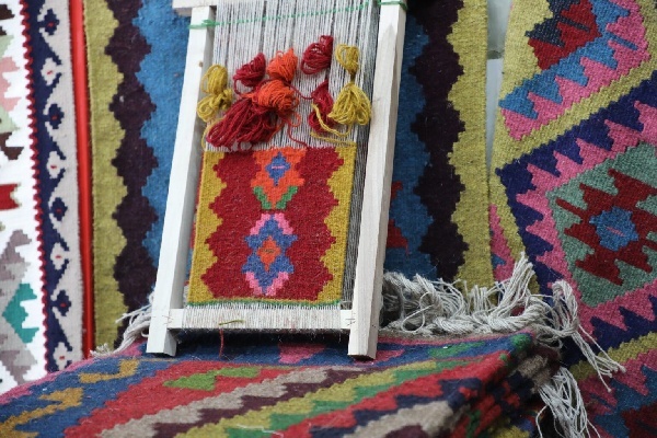 تندیس نماد شهر ملی گلیم عنبران نمین رونمایی میشود تندیس نماد شهر ملی گلیم عنبران نمین رونمایی میشود