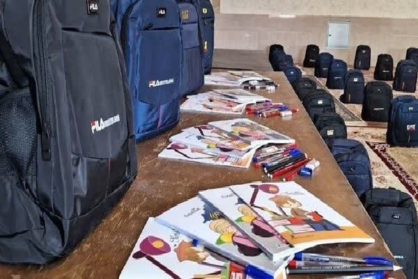 توزیع ۳۰۰ بسته لوازم‌التحریر در بین اعضای کانون‌های مساجد اردبیل