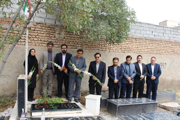 ایران با سلاح ایمان و وطن‌پرستی مردم، در برابر دنیای استکبار ایستاده است