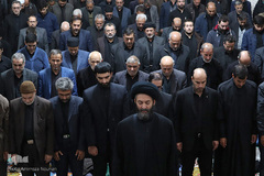 ⁨دل باختگان حسین(ع) در میعادگاه نماز ظهر عاشورا⁩