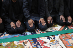 ⁨دل باختگان حسین(ع) در میعادگاه نماز ظهر عاشورا⁩