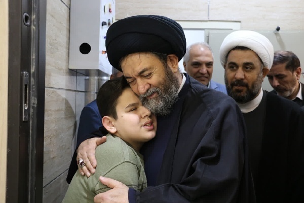 دیدار آیت‌الله عاملی با قهرمان مسابقات بین‌المللی قرآن