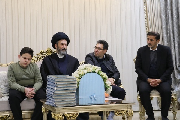 دیدار آیت‌الله عاملی با قهرمان مسابقات بین‌المللی قرآن