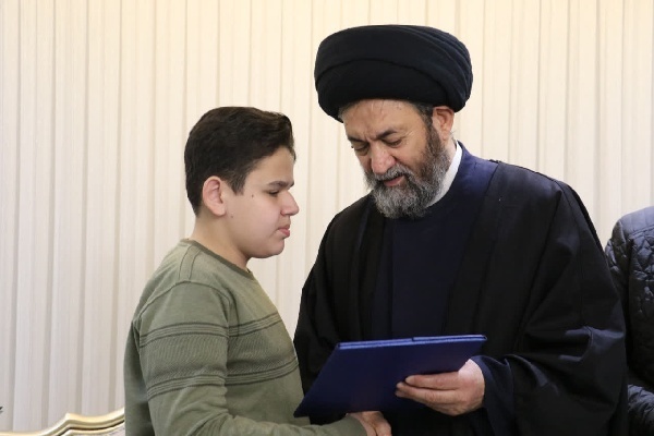 دیدار آیت‌الله عاملی با قهرمان مسابقات بین‌المللی قرآن