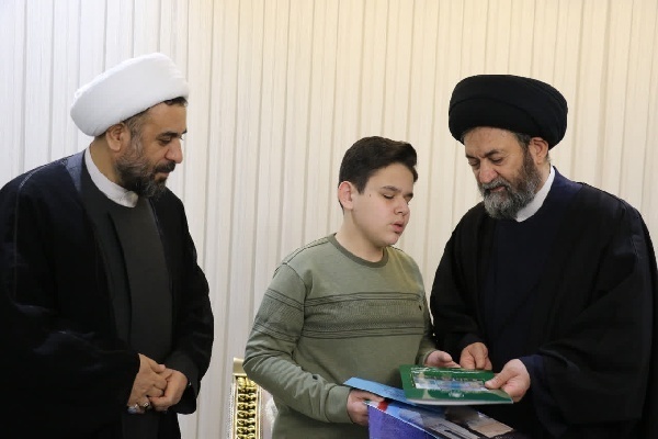 دیدار آیت‌الله عاملی با قهرمان مسابقات بین‌المللی قرآن