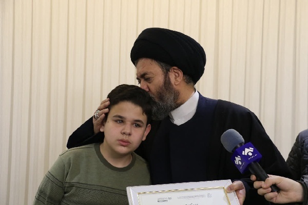 دیدار آیت‌الله عاملی با قهرمان مسابقات بین‌المللی قرآن