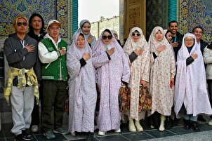 Bumisita ang Tsino na mga Maimpluwensiya sa Panlipunan na Media sa Dambana ng Imam Reza