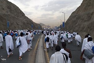 Ang mga Peregrino ng Hajj ay Pumunta sa Mina nang Nakalakad