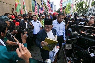 Перевод Корана подарили послу Швеции мусульмане Малайзии